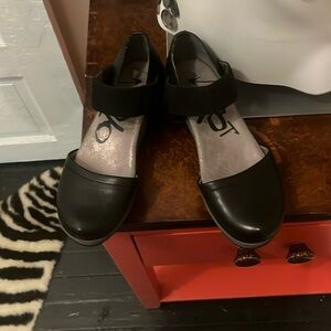 Like new OTBT Shoes in good condition